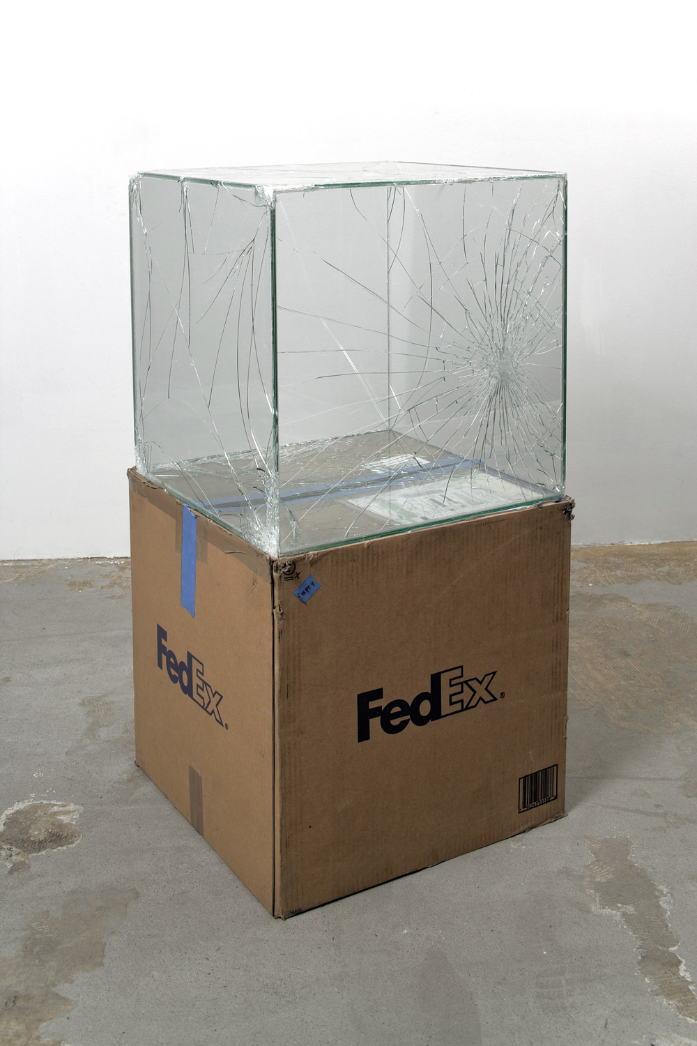 Glass box. Бокс со стеклом. Ящик с битыми стеклами. Walead Beshty. Фигуры в стеклянной коробке.